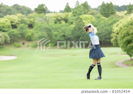 A woman enjoying golf 81052454