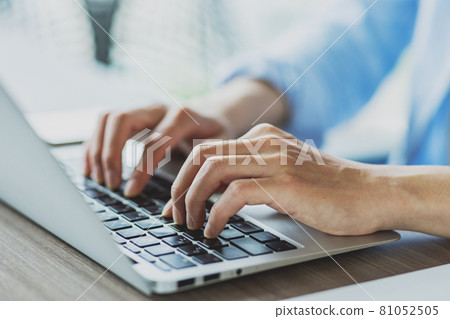Image of a young man typing on a laptop computer shooting cooperation "+ SHIFT NOGIZAKA" 81052505