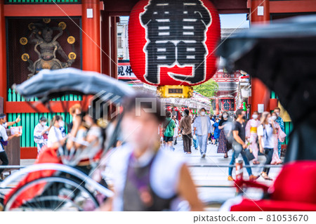 Tokyo cityscape of Japan The largest number of people in Tokyo, 4,200. The largest number of people in Japan is 15,813. Sensoji Temple is crowded ... = August 11th Tokyo cityscape of Japan The largest number of people in Tokyo, 4,200. The largest number of people in Japan is 15,813. Sensoji Temple is crowded ... = August 11th 81053670