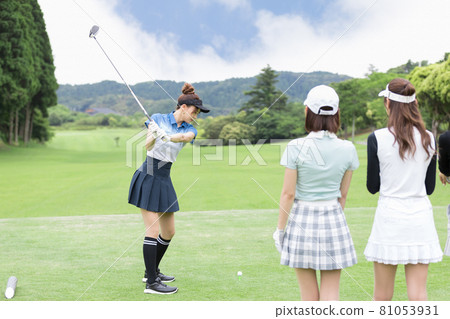 享受高爾夫球的女性發球桿 81053931