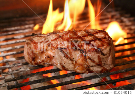 Charcoal-grilled beef steak Charcoal-grilled beef steak 81054015
