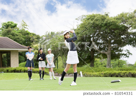 享受高爾夫球的女性發球桿 享受高爾夫球的女性發球桿 81054331