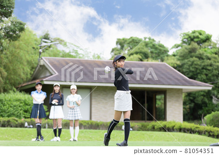 享受高爾夫球的女性發球桿 81054351