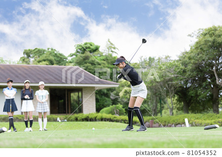 享受高爾夫球的女性發球桿 81054352
