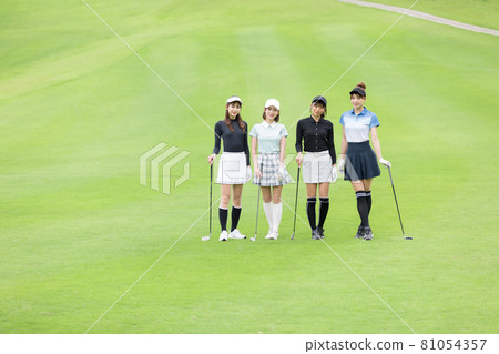 一個女人享受高爾夫的形象 81054357