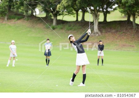 A woman enjoying golf A woman enjoying golf 81054367