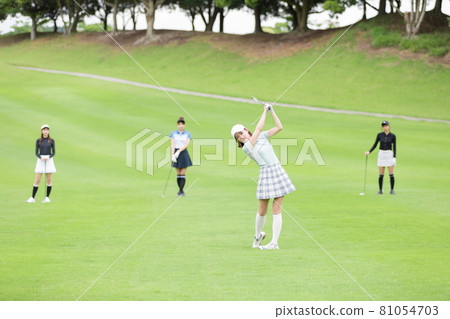 享受高爾夫的女人 81054703