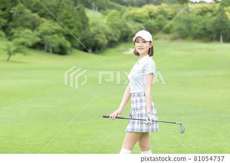 A woman enjoying golf 81054737