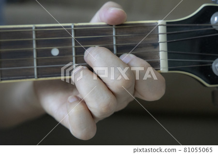 手拿吉他和弦 81055065