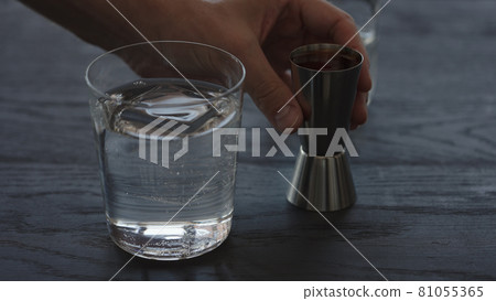 Making non alcohol spritz drink in a tumbler glass 81055365