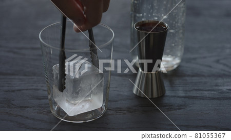 Making non alcohol spritz drink in a tumbler glass 81055367