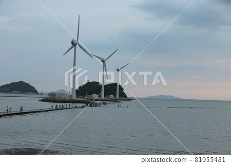 People crossing the sea 81055481