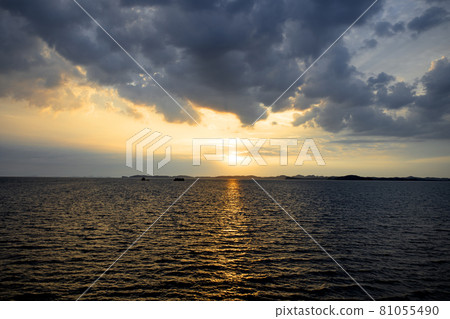 Sunset on the west coast 81055490