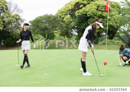 Women enjoying golf Green Women enjoying golf Green 81055564