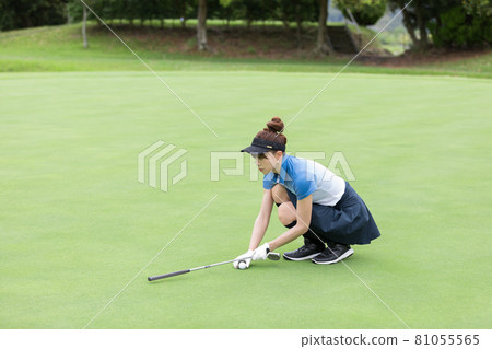 Women enjoying golf Green Women enjoying golf Green 81055565