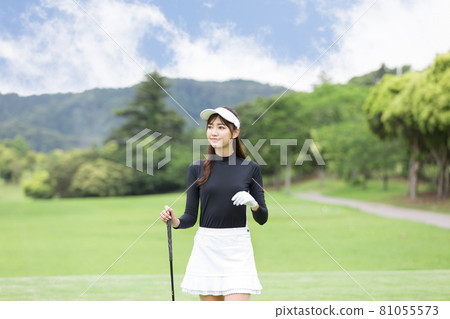 Female teeing ground driver enjoying golf 81055573