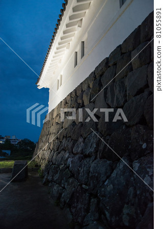 《黃昏的小田原城》 下午 6 點 40 分左右隨著夜燈的開始,一座白牆的城樓和一個沉重的常槃門出現了。 《黃昏的小田原城》 下午 6 點 40 分左右隨著夜燈的開始,一座白牆的城樓和一個沉重的常槃門出現了。 81055891