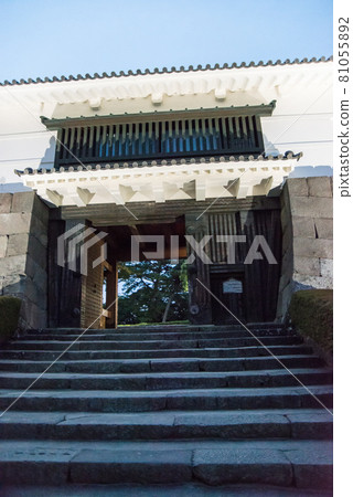 "Odawara Castle at dusk" Around 6:40 pm With the start of night lighting, a white-walled castle tower and a heavy Tokiwa gate emerged. "Odawara Castle at dusk" Around 6:40 pm With the start of night lighting, a white-walled castle tower and a heavy Tokiwa gate emerged. 81055892