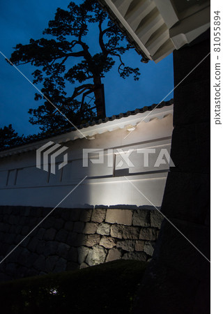 《黃昏的小田原城》 下午 6 點 40 分左右隨著夜燈的開始，一座白牆的城樓和一個沉重的常槃門出現了。 81055894