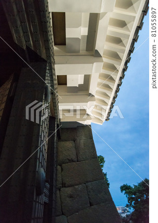 "Odawara Castle at dusk" Around 6:40 pm With the start of night lighting, a white-walled castle tower and a heavy Tokiwa gate emerged. 81055897