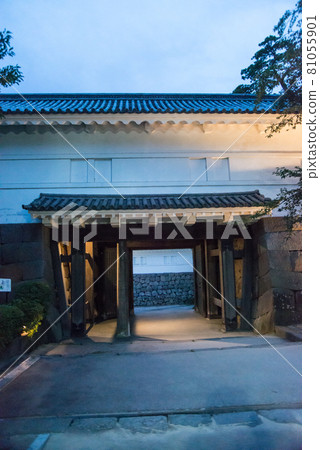 "Odawara Castle at dusk" Around 6:40 pm With the start of night lighting, a white-walled castle tower and a heavy Tokiwa gate emerged. 81055901