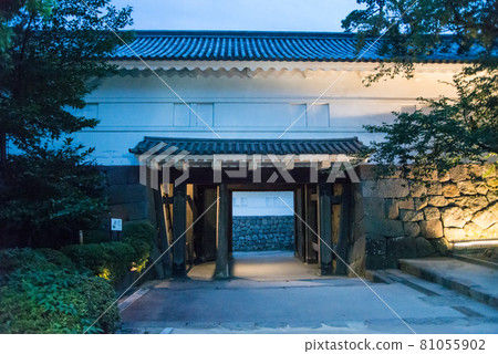 "Odawara Castle at dusk" Around 6:40 pm With the start of night lighting, a white-walled castle tower and a heavy Tokiwa gate emerged. "Odawara Castle at dusk" Around 6:40 pm With the start of night lighting, a white-walled castle tower and a heavy Tokiwa gate emerged. 81055902