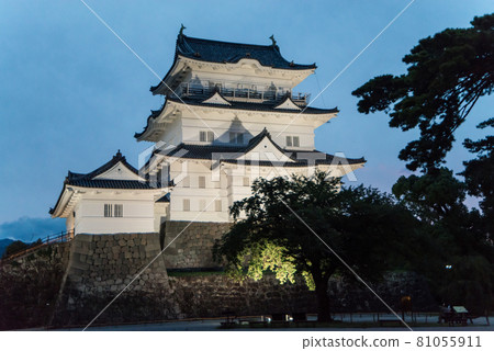 "Odawara Castle at dusk" Around 6:40 pm With the start of night lighting, a white-walled castle tower and a heavy Tokiwa gate emerged. 81055911