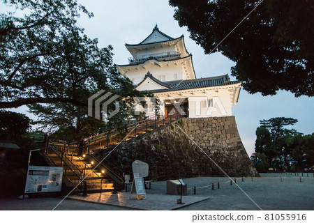 《黃昏的小田原城》 下午 6 點 40 分左右隨著夜燈的開始，一座白牆的城樓和一個沉重的常槃門出現了。 81055916