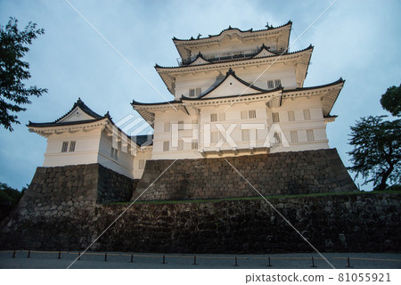《黃昏的小田原城》 下午 6 點 40 分左右隨著夜燈的開始，一座白牆的城樓和一個沉重的常槃門出現了。 81055921