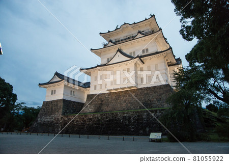 《黃昏的小田原城》 下午 6 點 40 分左右隨著夜燈的開始,一座白牆的城樓和一個沉重的常槃門出現了。 《黃昏的小田原城》 下午 6 點 40 分左右隨著夜燈的開始,一座白牆的城樓和一個沉重的常槃門出現了。 81055922