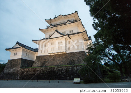 "Odawara Castle at dusk" Around 6:40 pm With the start of night lighting, a white-walled castle tower and a heavy Tokiwa gate emerged. "Odawara Castle at dusk" Around 6:40 pm With the start of night lighting, a white-walled castle tower and a heavy Tokiwa gate emerged. 81055923