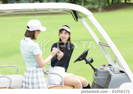 喜歡高爾夫球車供水的女性 喜歡高爾夫球車供水的女性 81056172