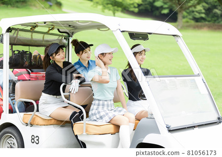 享受高爾夫球的女性推車 享受高爾夫球的女性推車 81056173