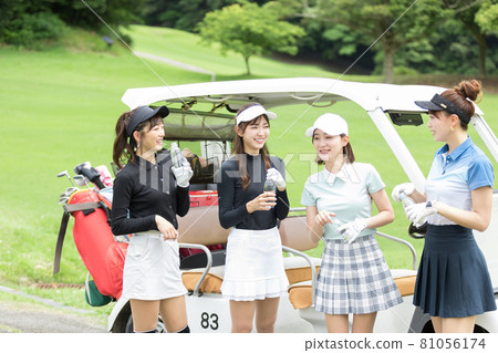 女子推車休息享受高爾夫 女子推車休息享受高爾夫 81056174