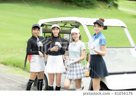 女子推車休息享受高爾夫 女子推車休息享受高爾夫 81056176