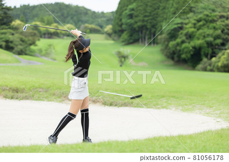 Female bunker shot enjoying golf Female bunker shot enjoying golf 81056178