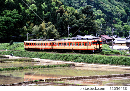 1998 Kiha 58 series ordinary train running on the Maizuru line 1998 Kiha 58 series ordinary train running on the Maizuru line 81056488
