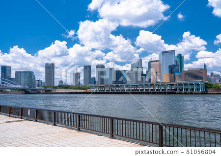 《東京》夏季東京城市景觀/寫字樓和夏日天空 《東京》夏季東京城市景觀/寫字樓和夏日天空 81056804