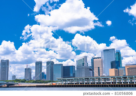 《東京》夏季東京城市景觀/寫字樓和夏日天空 《東京》夏季東京城市景觀/寫字樓和夏日天空 81056806