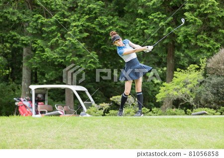 享受高爾夫球的婦女茶場 81056858