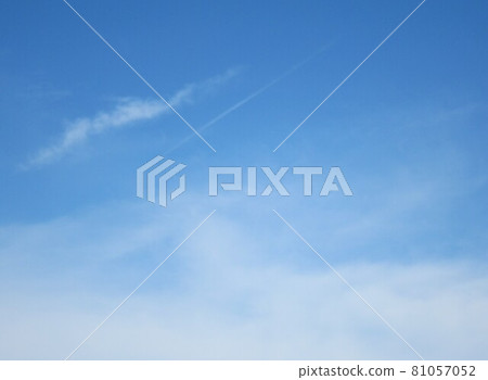 Summer sky, streak clouds flying over thin clouds 81057052