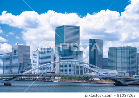 《Tokyo》 Summer Tokyo cityscape / office buildings and summer sky 81057262