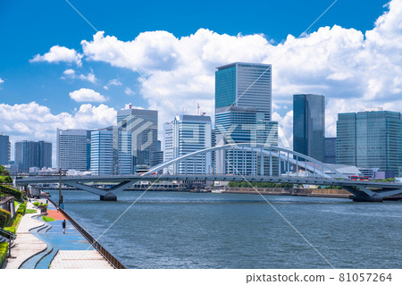 《東京》夏季東京城市景觀/寫字樓和夏日天空 81057264