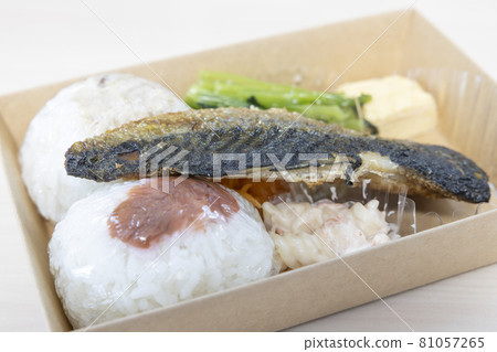 美味的飯糰飯盒配鯖魚和煎蛋捲 81057265