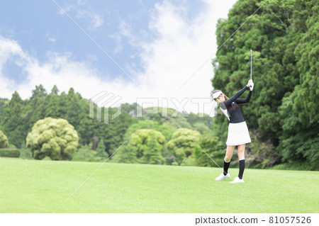 A woman enjoying golf 81057526