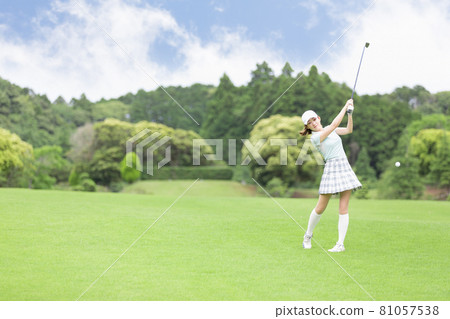 A woman enjoying golf 81057538