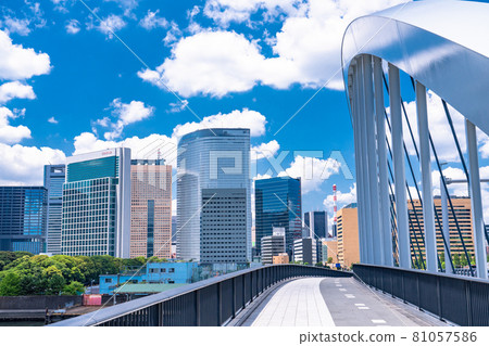 《Tokyo》 Summer Tokyo cityscape / office buildings and summer sky 81057586