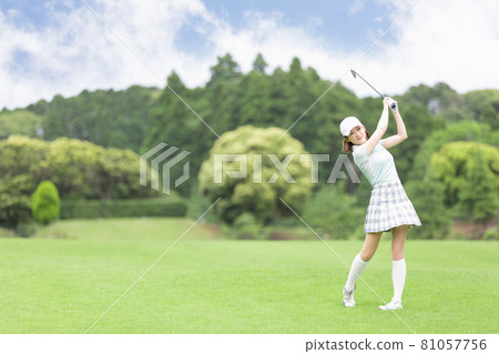 A woman enjoying golf 81057756