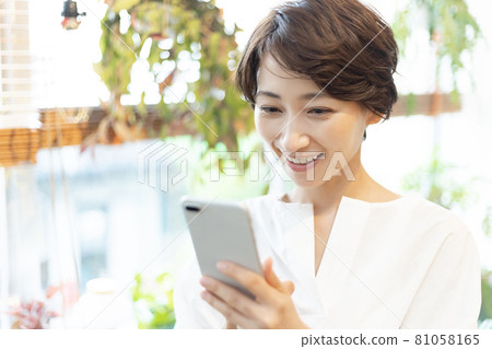 A woman operating a smartphone 81058165