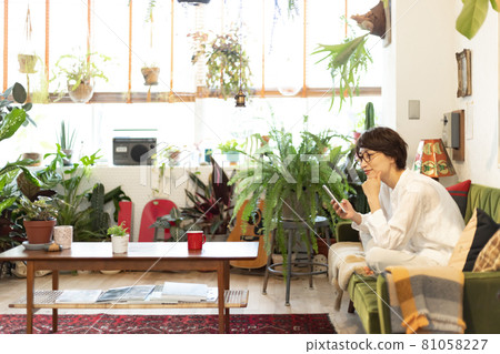 操作智能手機的婦女 81058227